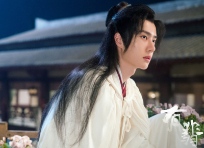 《有翡》更新最新劇照，男主造型驚艷引期待，趙麗穎演繹讓人熬夜必追